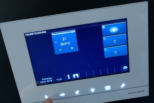 Der Überwachungsmonitor eines Smart-Home-Gerätes für vernetzte und fernsteuerbare Geräte.