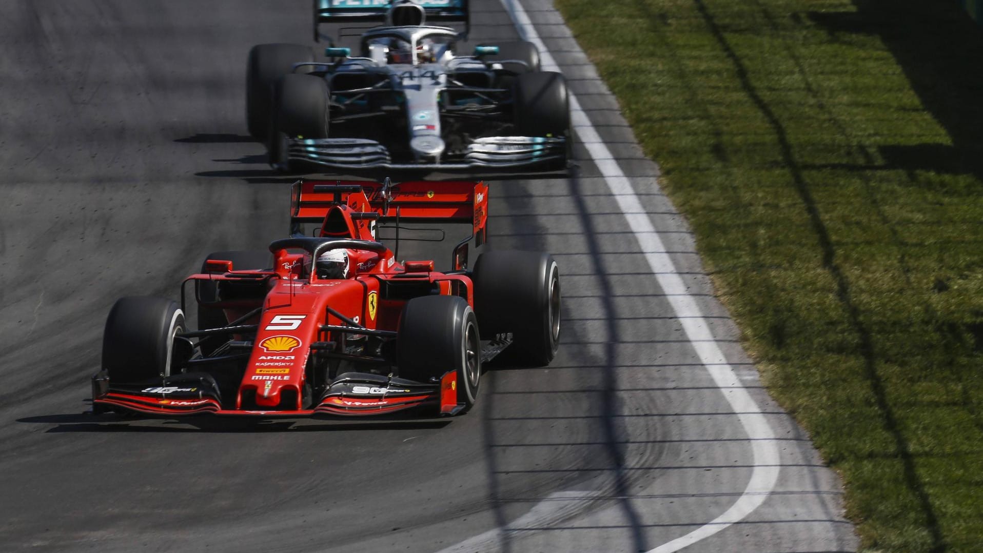 Formel 1: Sebastian Vettel fährt beim Rennen vor Lewis Hamilton.