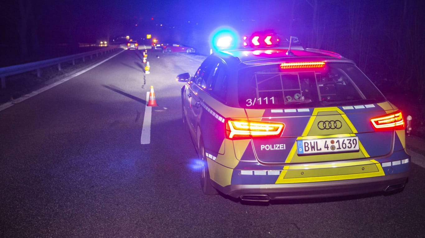 Polizeiwagen im Einsatz: Im Breisgau ist ein Autofahrer mit einem Kleinbus kollidiert. (Symbolbild)