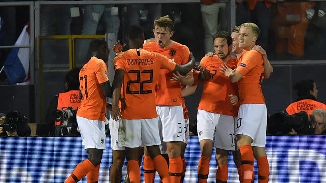 Hat noch keine Entscheidung über seine fußballerische Zukunft getroffen: Matthijs de Ligt (M) jubelt mit seinen Teamkollegen der Elftal. Hat noch keine Entscheidung über seine fußballerische Zukunft getroffen: Matthijs de Ligt (M) jubelt mit seinen Teamkollegen der Elftal.
