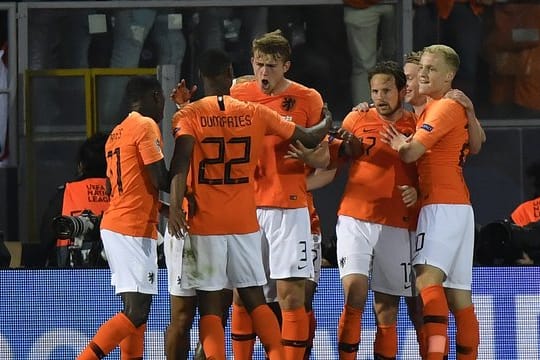 Hat noch keine Entscheidung über seine fußballerische Zukunft getroffen: Matthijs de Ligt (M) jubelt mit seinen Teamkollegen der Elftal.