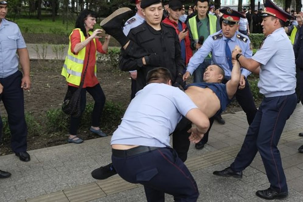 Die kasachische Polizei verhaftet einen Demonstranten bei einem Protest gegen die Präsidentschaftswahlen.