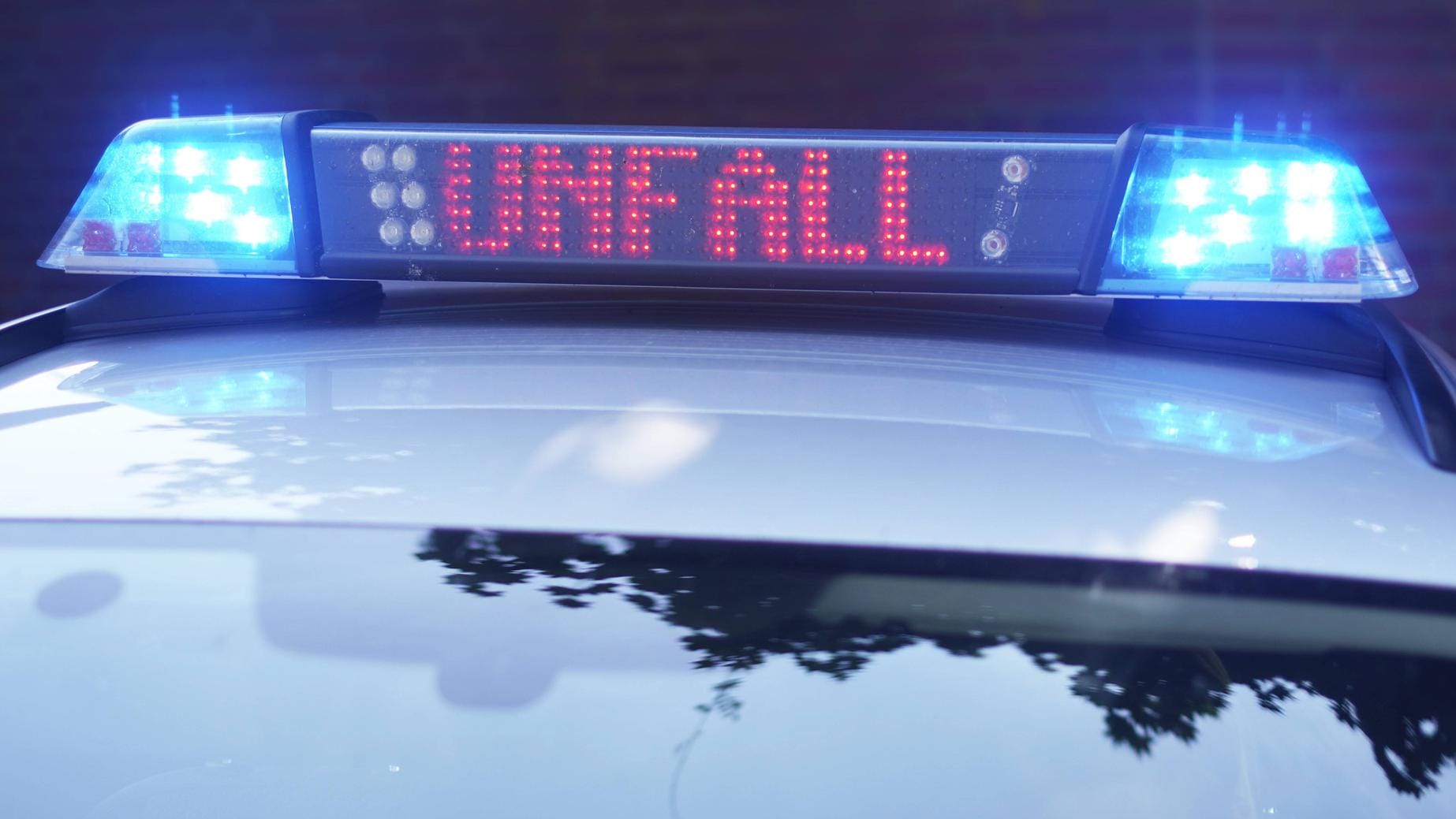 Blaulicht der Polizei: In Niedersachsen ist ein Motorradfahrer mit einem Pferdeanhänger kollidiert. (Symbolbild) Blaulicht der Polizei: In Niedersachsen ist ein Motorradfahrer mit einem Pferdeanhänger kollidiert. (Symbolbild)