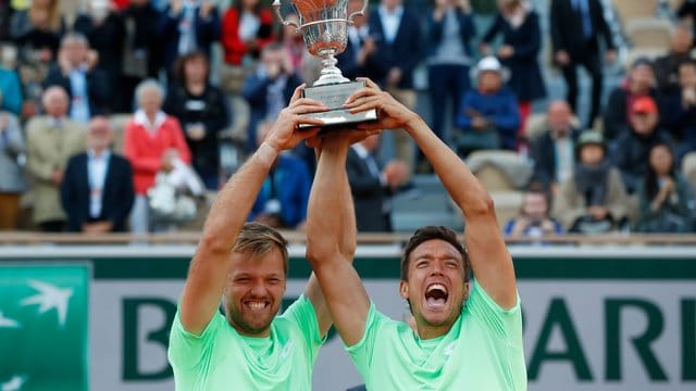 Nach dem Sieg im Doppel bei den French Open ging für Kevin Krawietz (l) und Andreas Mies die Party los.