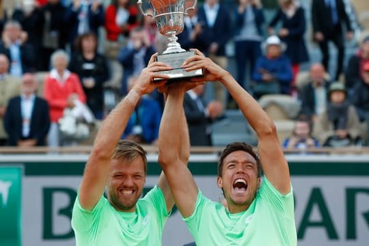 Nach dem Sieg im Doppel bei den French Open ging für Kevin Krawietz (l) und Andreas Mies die Party los.