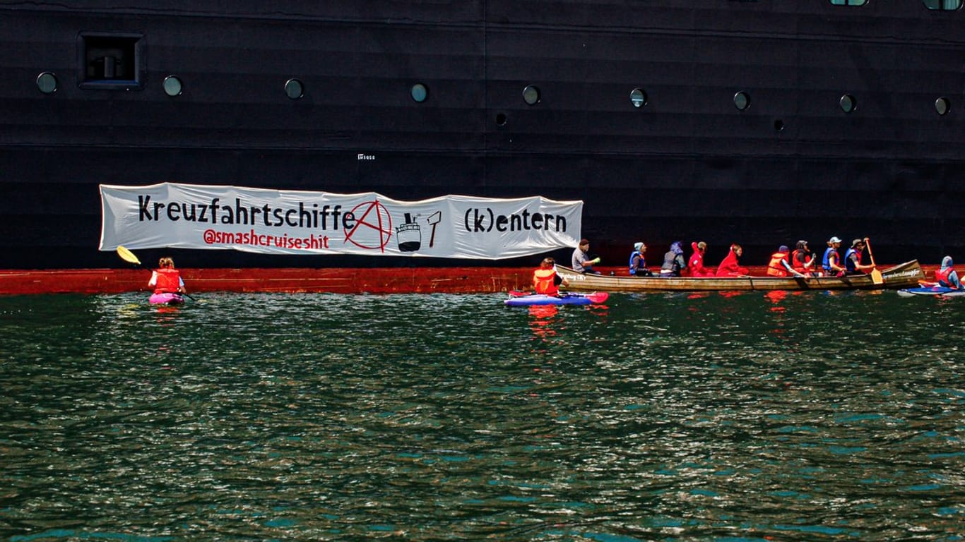 Transparent am blockierten Kreuzfahrtschiff: Aktivisten von "Smash Cruiseshit" hinderten das Schiff sechs Stunden am Auslaufen.