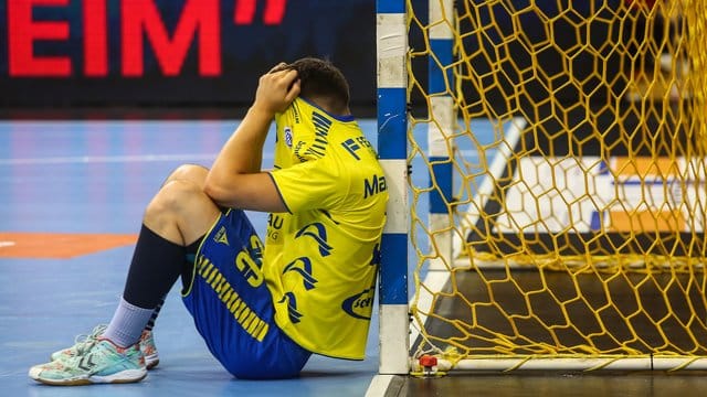 Ivan Martinovic vom VfL Gummersbach sitzt nach Spielende niedergeschlagen am Tor: Der Handball-Dino steigt ab.