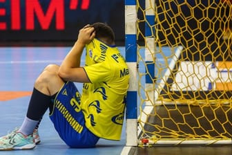 Ivan Martinovic vom VfL Gummersbach sitzt nach Spielende niedergeschlagen am Tor: Der Handball-Dino steigt ab.