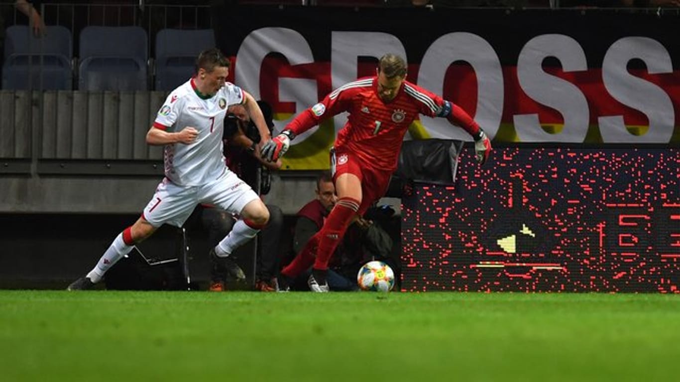 Torwart Manuel Neuer (r) zeigte beim Spiel gegen Russland seine Qualitäten als Libero.
