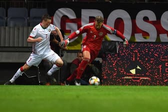 Torwart Manuel Neuer (r) zeigte beim Spiel gegen Russland seine Qualitäten als Libero.