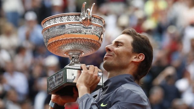French-Open-Sieger Rafael Nadal stemmt in Paris seinen Pokal. French-Open-Sieger Rafael Nadal stemmt in Paris seinen Pokal.