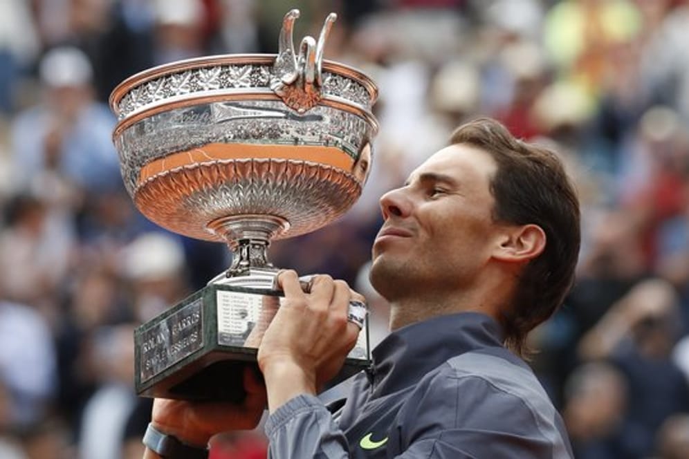 French-Open-Sieger Rafael Nadal stemmt in Paris seinen Pokal.