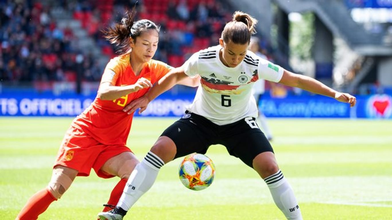 Lena Oberdorf (r) beeindruckte bei ihrem WM-Debüt im Spiel gegen China.