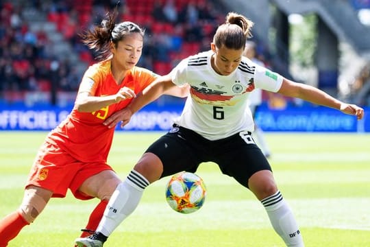 Lena Oberdorf (r) beeindruckte bei ihrem WM-Debüt im Spiel gegen China.