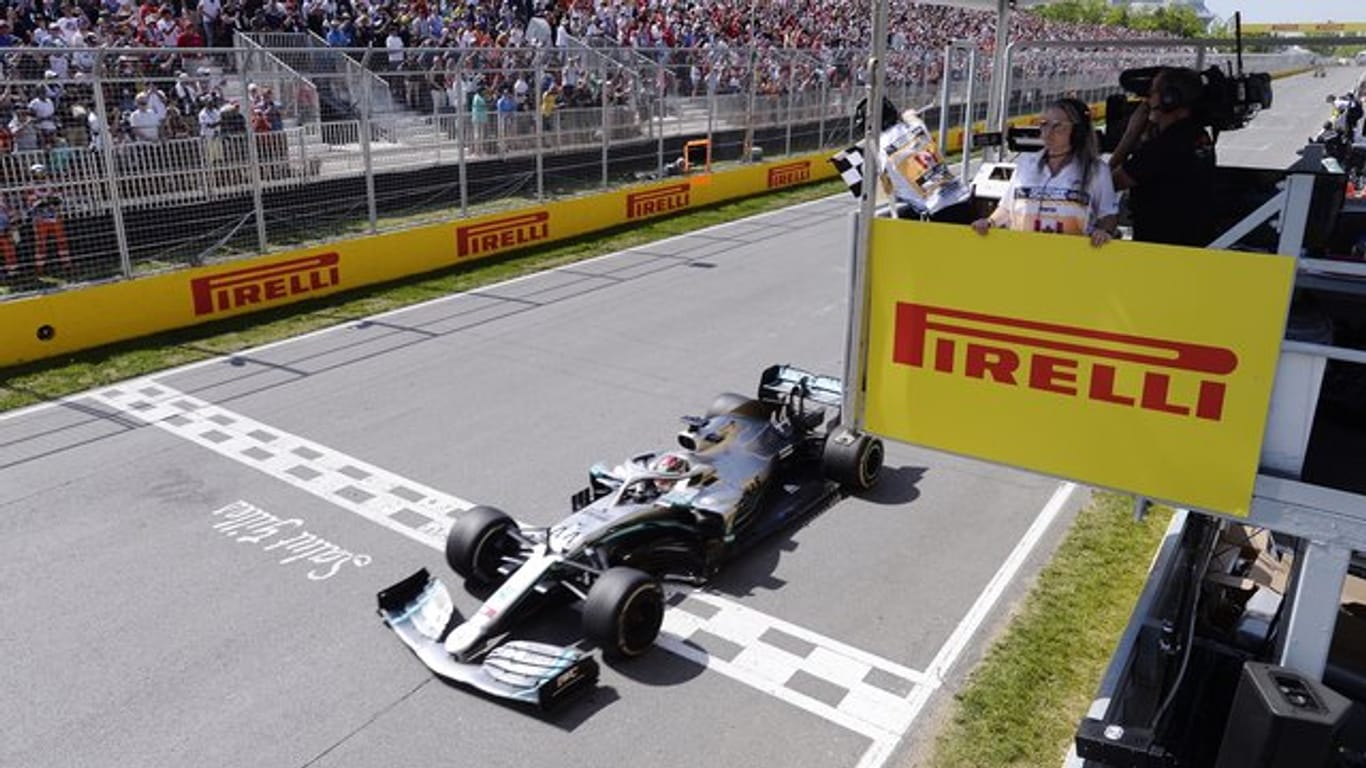 Lewis Hamilton überquert die Ziellinie als Zweiter ist aber Sieger des Rennens in Kanada.