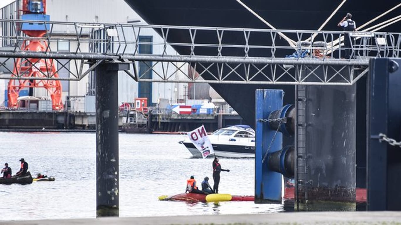 Aktivisten blockieren am Pfingstsonntag das Kreuzfahrtschiff "Zuiderdam" im Kieler Hafen und hindern es am Auslaufen.