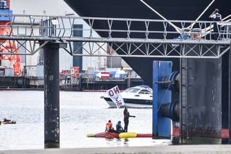 Aktivisten blockieren am Pfingstsonntag das Kreuzfahrtschiff "Zuiderdam" im Kieler Hafen und hindern es am Auslaufen.