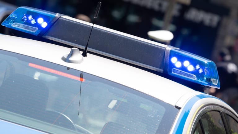 Polizeiwagen mit Blaulicht: Das verschwundene Mädchen ist 1,60 Meter groß und hat lange dunkle Haare. (Symbolbild)