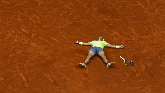 Nach seinem Sieg im Finale hat sich Rafael Nadal rücklings auf den Platz fallen lassen.