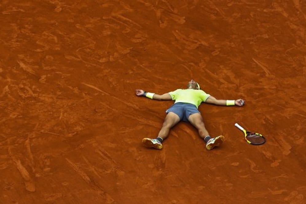 Nach seinem Sieg im Finale hat sich Rafael Nadal rücklings auf den Platz fallen lassen.