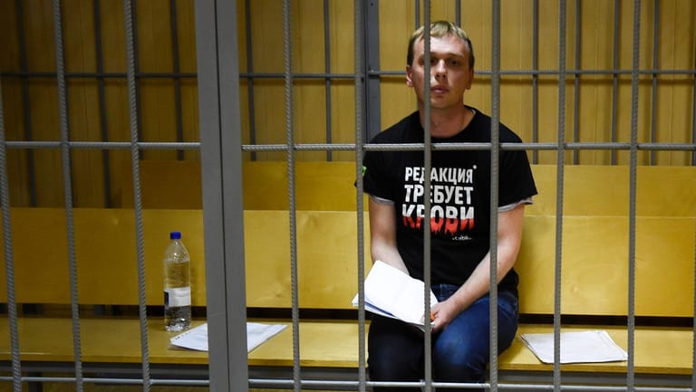 Der Journalist Iwan Golunow vor Gericht in einer Zelle: Landesweit solidarisieren sich Journalisten und Medien mit ihm.