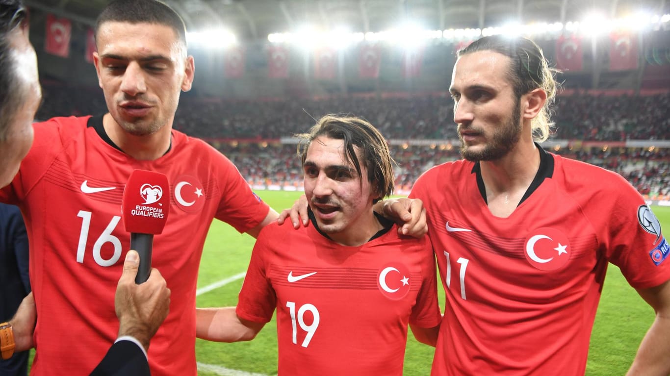Die türkischen Nationalspieler Demiral (v.l.), Ömür und Yazici nach dem Überraschungssieg gegen Frankreich: Vor dem nächsten Spiel gegen Island kam es zum großen Eklat.