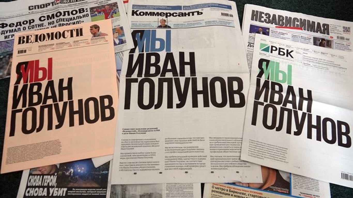 Auf den Titelseiten der drei russischen Zeitungen "Wedomosti" (l-r), "Kommersant" und "RBK" protestieren Journalisten mit der Aufschrift "Ich bin/Wir sind Iwan Golunow" gegen die Festnahme des Enthüllungsreporters Golunow.