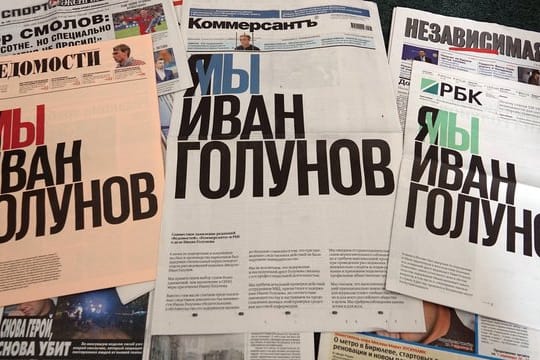 Auf den Titelseiten der drei russischen Zeitungen "Wedomosti" (l-r), "Kommersant" und "RBK" protestieren Journalisten mit der Aufschrift "Ich bin/Wir sind Iwan Golunow" gegen die Festnahme des Enthüllungsreporters Golunow.