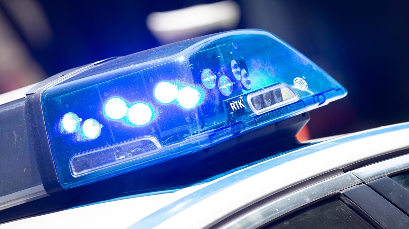 Polizeiwagen im Einsatz mit Blaulicht: Die Polizei hat auf der Autobahn bei Köln einen Zufallsfund gemacht.