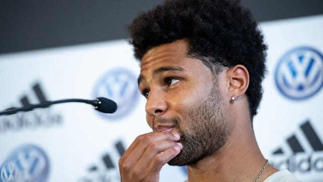 Serge Gnabry wünscht sich Leroy Sané als Mannschaftskollege beim FC Bayern. Serge Gnabry wünscht sich Leroy Sané als Mannschaftskollege beim FC Bayern.