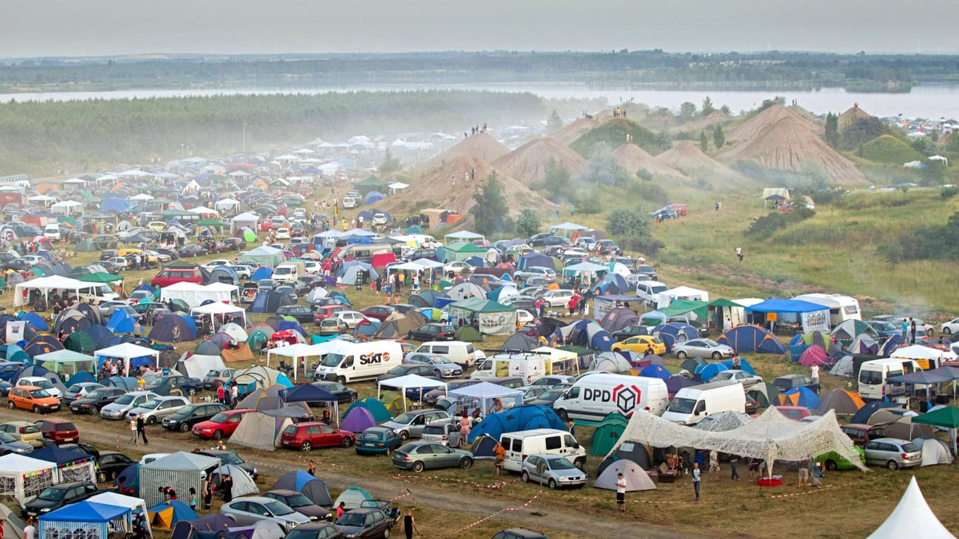 Campingplatz während des Festivals: Als die Festivalbesucher die Kartusche wechseln wollten, kam es zu einer Verpuffung. (Archivbild)