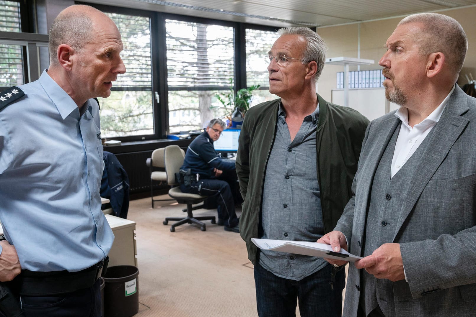 Bernd Schäfer (Götz Schubert, l.) war der Vorgesetzte des getöteten Polizisten. Die Kommissare Freddy Schenk (Dietmar Bär, rechts) und Max Ballauf (Klaus J. Behrendt, 2.v.r.) müssen auch in der Dienststelle ermitteln.