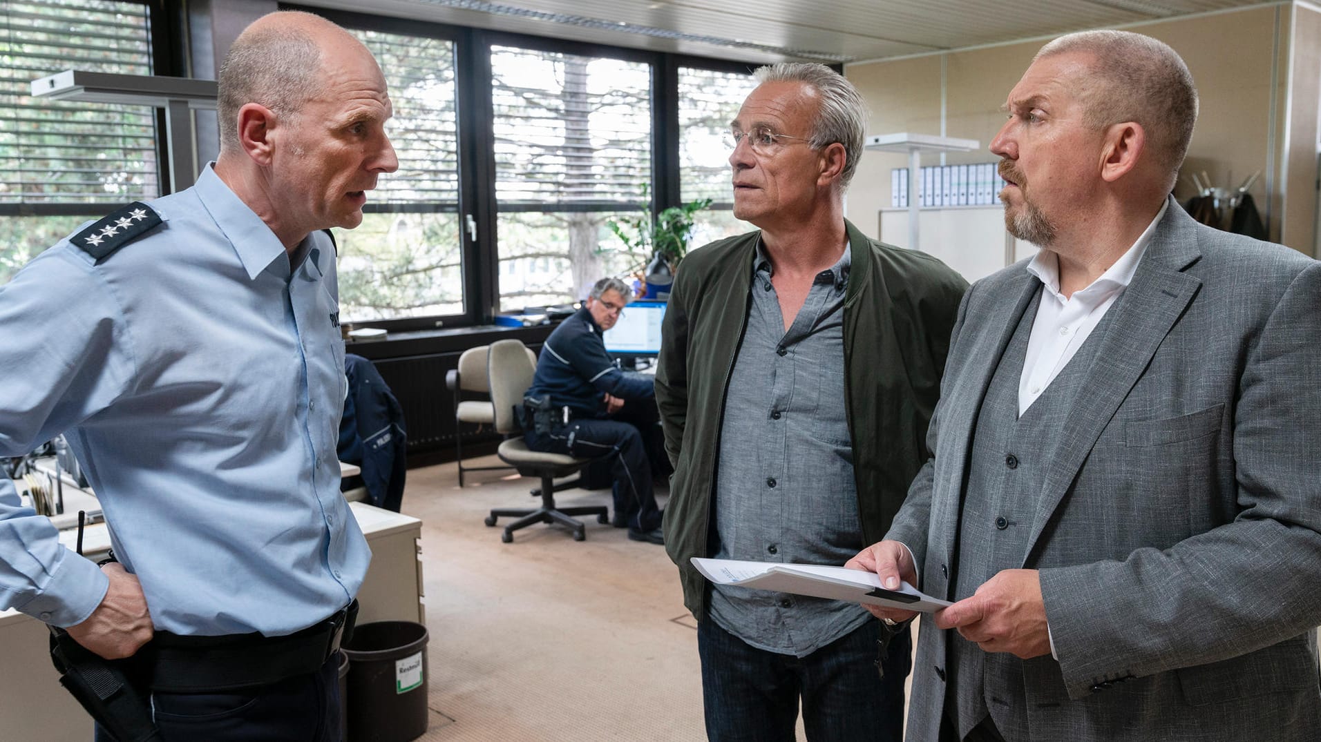 Bernd Schäfer (Götz Schubert, l.) war der Vorgesetzte des getöteten Polizisten. Die Kommissare Freddy Schenk (Dietmar Bär, rechts) und Max Ballauf (Klaus J. Behrendt, 2.v.r.) müssen auch in der Dienststelle ermitteln.