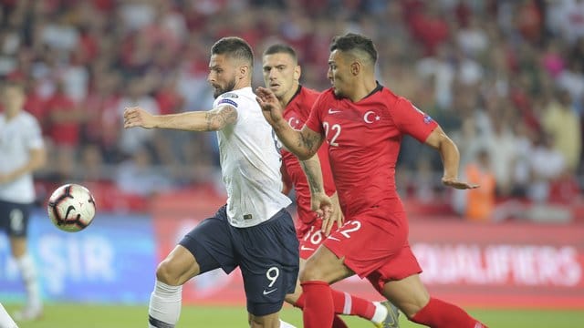 Der türkische Abwehrspieler Kaan Ayhan (r) machte beim Spiel gegen Frankreich auf sich aufmerksam. Der türkische Abwehrspieler Kaan Ayhan (r) machte beim Spiel gegen Frankreich auf sich aufmerksam.