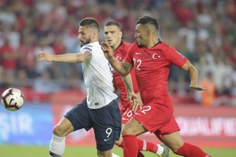 Der türkische Abwehrspieler Kaan Ayhan (r) machte beim Spiel gegen Frankreich auf sich aufmerksam.