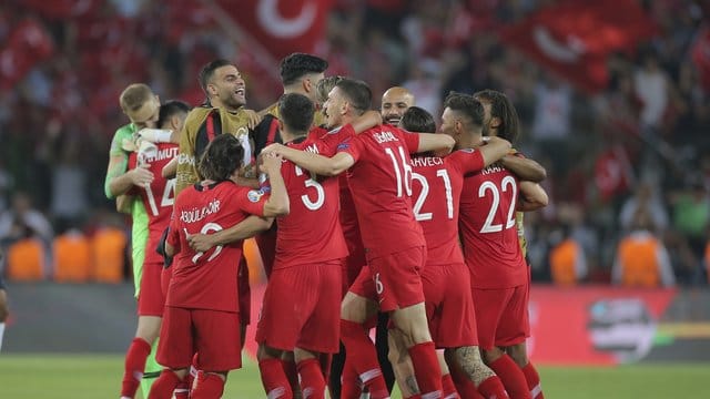 Bei der Einreise nach Island beklagten die türkischen Nationalspieler eine "inakzeptable" Behandlung. Bei der Einreise nach Island beklagten die türkischen Nationalspieler eine "inakzeptable" Behandlung.