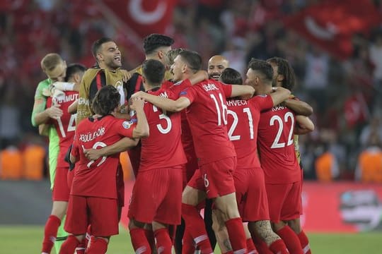 Bei der Einreise nach Island beklagten die türkischen Nationalspieler eine "inakzeptable" Behandlung.