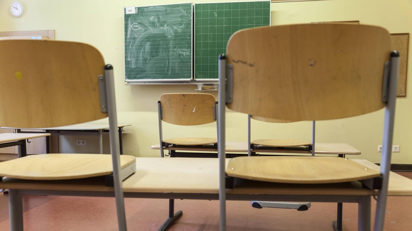 Hochgestellte Stühle in einem leeren Klassenraum: Erst nach zwanzig Minuten hörte eine andere Lehrerin die Hilferuf des eingesperrten Schülers. (Symbolbild)