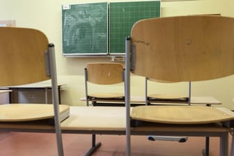 Hochgestellte Stühle in einem leeren Klassenraum: Erst nach zwanzig Minuten hörte eine andere Lehrerin die Hilferuf des eingesperrten Schülers. (Symbolbild)