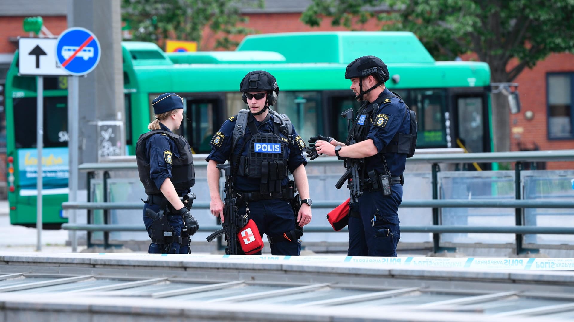 Polizisten stehen am Tatort, wo die Polizei einen Mann angeschossen und verletzt hat: Der Mann bedrohte Menschen an einem Bahnhof.