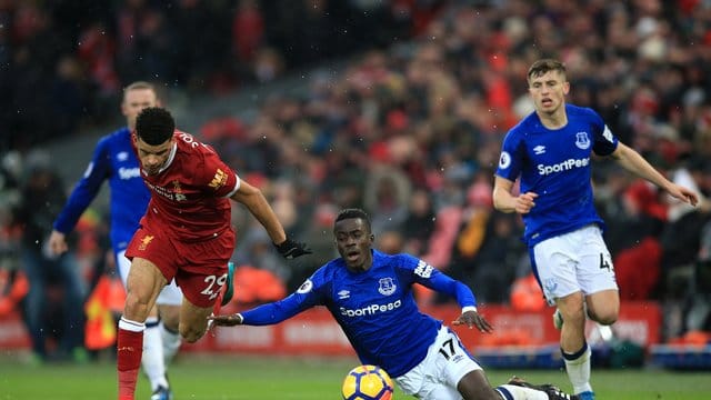 Jonjoe Kenny (r) kam bisher 30 Mal in der Premier League zum Einsatz. Jonjoe Kenny (r) kam bisher 30 Mal in der Premier League zum Einsatz.