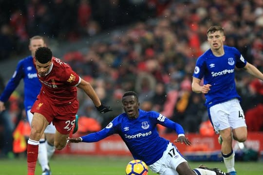 Jonjoe Kenny (r) kam bisher 30 Mal in der Premier League zum Einsatz.