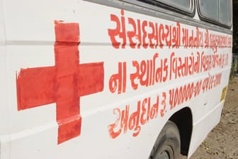 Ein Krankenwagen in Indien: Die Retter sind zuversichtlich, dass sie dem Kind bald helfen könne. (Symbolbild)