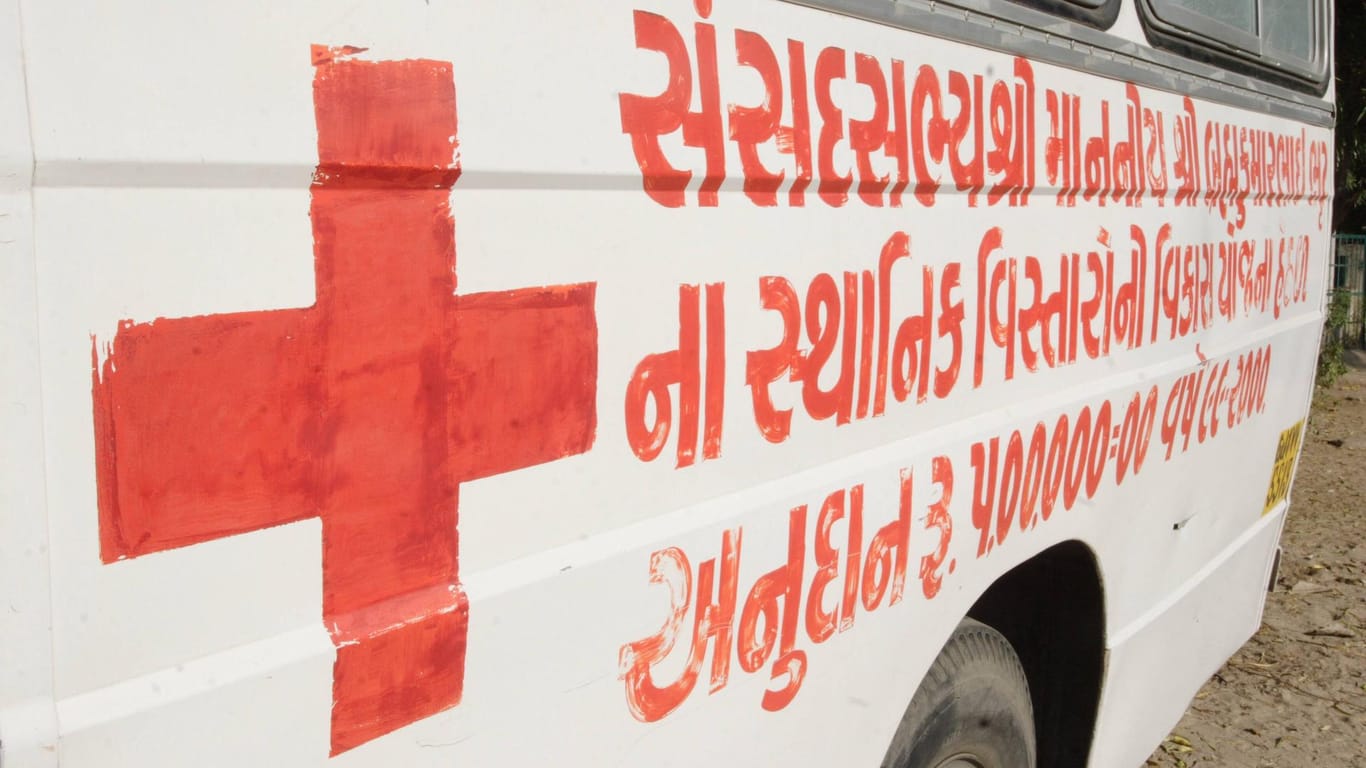 Ein Krankenwagen in Indien: Die Retter sind zuversichtlich, dass sie dem Kind bald helfen könne. (Symbolbild)