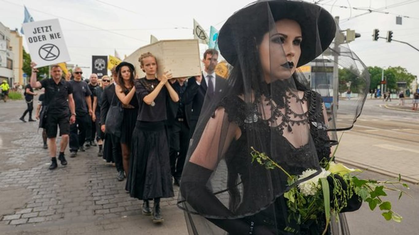 Politisch engagiert: Trauermarsch zur Rettung aussterbender Arten beim Wave-Gotik-Treffen in Leipzig.