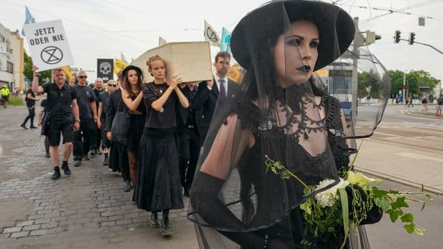 Politisch engagiert: Trauermarsch zur Rettung aussterbender Arten beim Wave-Gotik-Treffen in Leipzig. Politisch engagiert: Trauermarsch zur Rettung aussterbender Arten beim Wave-Gotik-Treffen in Leipzig.