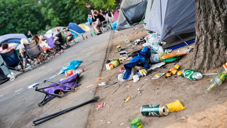 Müll auf dem Campingplatz des Musikfestivals "Rock im Park": Einige Gäste kaufen billige Zelte – und lassen diese dann als Müll zurück. (Archivbild)