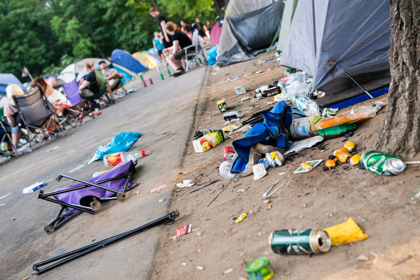 Müll auf dem Campingplatz des Musikfestivals "Rock im Park": Einige Gäste kaufen billige Zelte – und lassen diese dann als Müll zurück. (Archivbild)