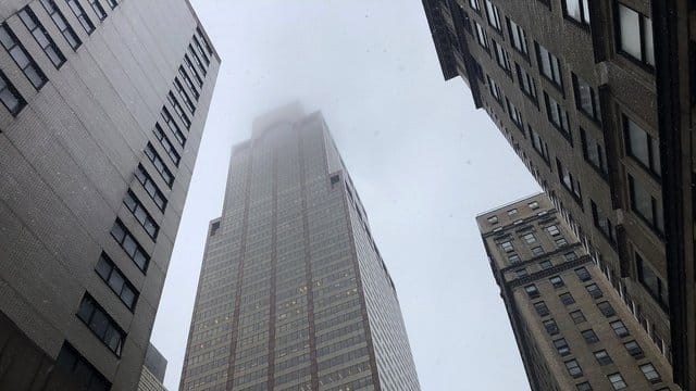 Rauch ist an der Spitze eines Hochhauses in Manhattan zu sehen. Rauch ist an der Spitze eines Hochhauses in Manhattan zu sehen.
