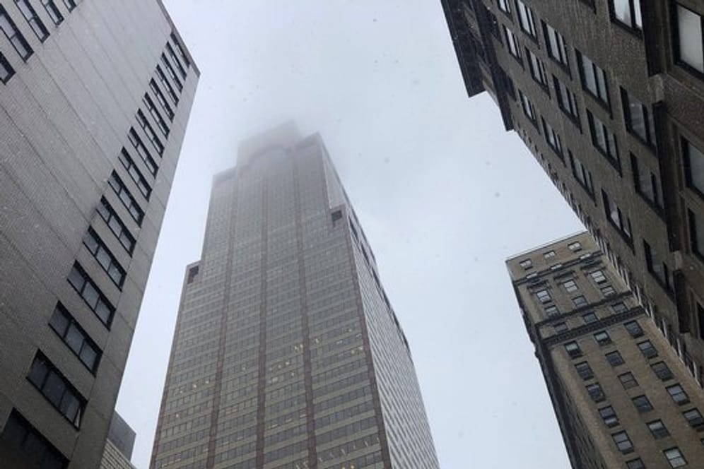 Rauch ist an der Spitze eines Hochhauses in Manhattan zu sehen.